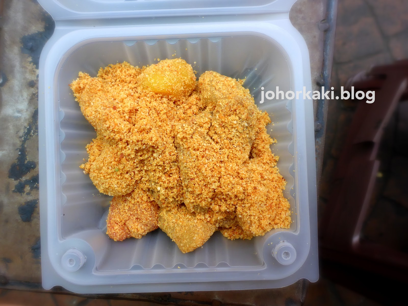 Petaling Street Food. Chinatown Mdm Tang Muah Chee. Sweet Rice Cake