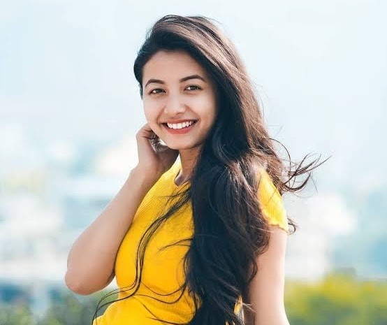 Surabhi Das - age , wiki , boyfriend , networth , family , photos , all accurate information .
