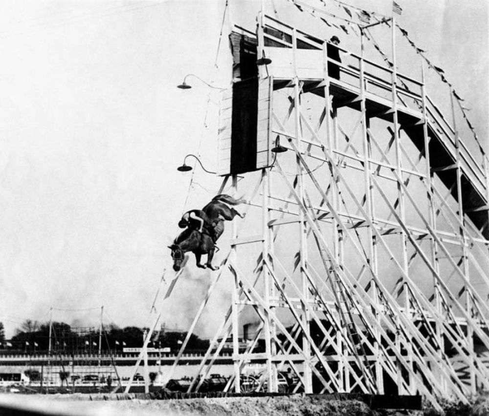 20 Incredible Vintage Photographs of Women Diving Horses in Atlantic City From the Early 20th