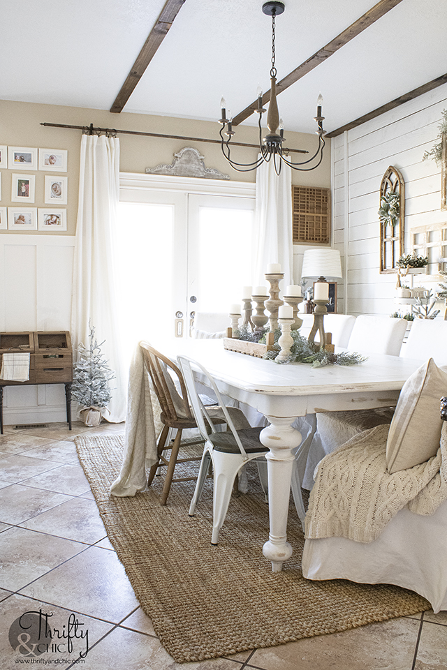 cozy christmas  dining room decor and  decorating ideas. Wood and white christmas decor. Farmhouse dining room Christmas. Christmas table setting.