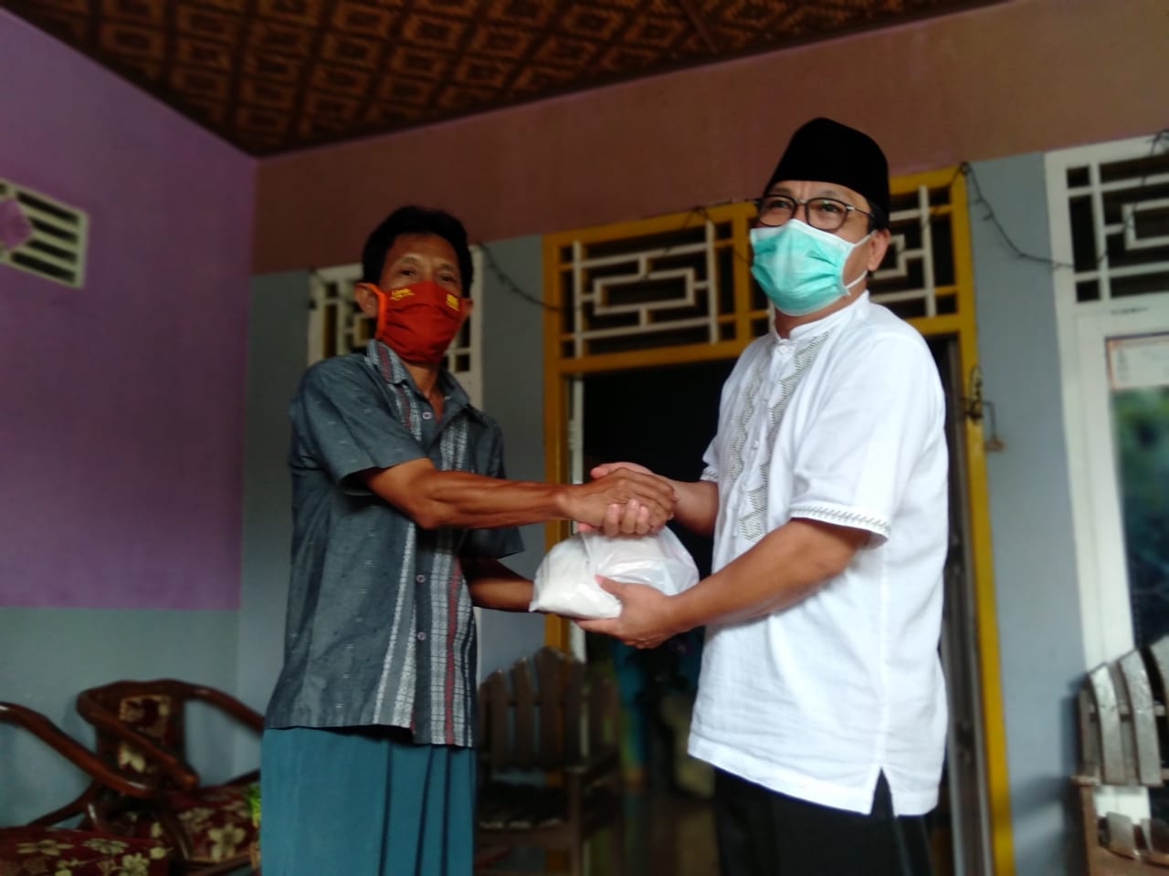 Calon Wali Kota Metro, dr. Wahdi Berikan Bingkisan untuk AWPI Metro