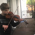 Un ragazzo albanese britannico raccoglie £ 1.000 per l'ospedale con esibizioni di violino dal balcone di Highgate