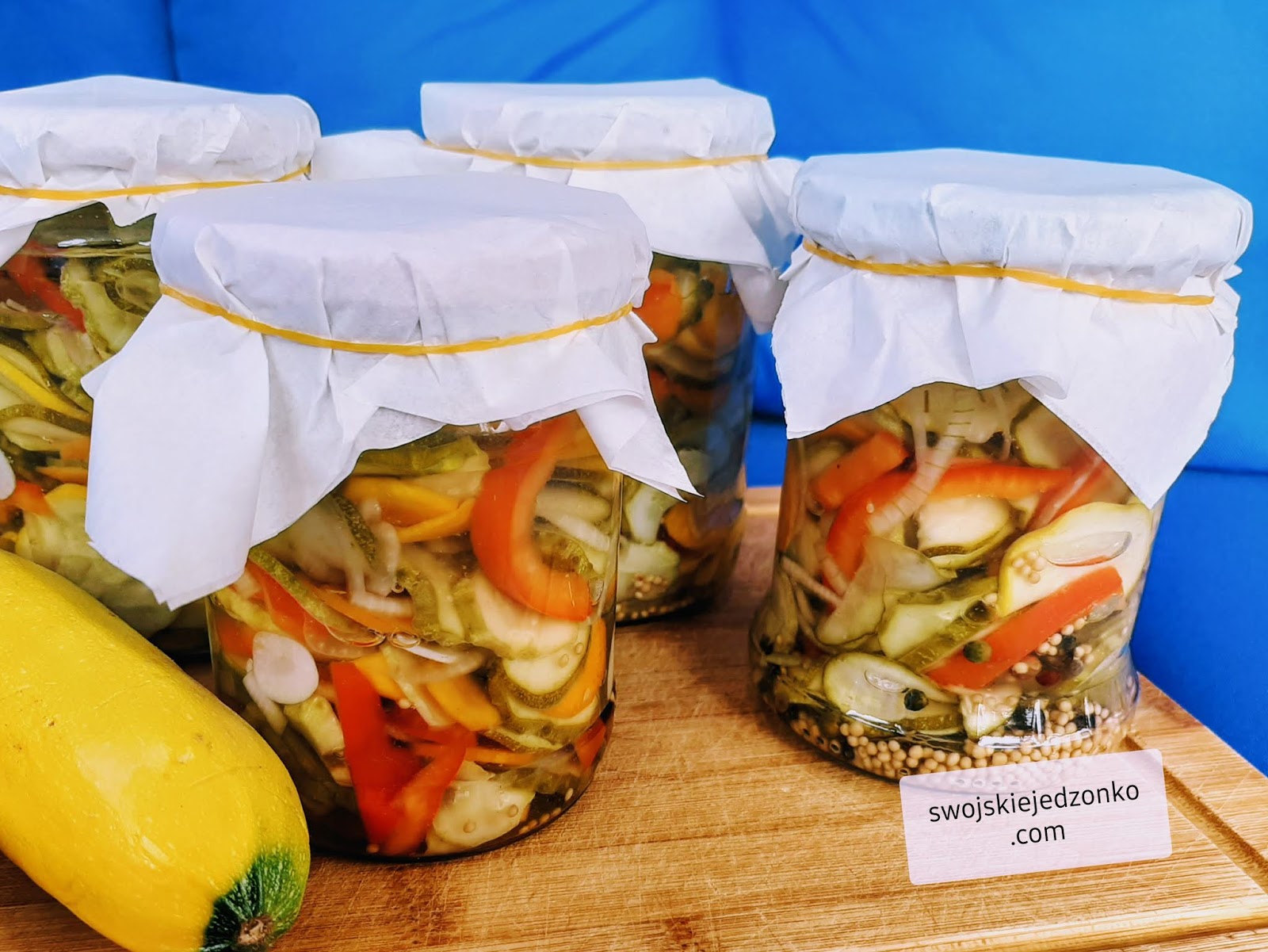 Salatka Z Ogorkow I Cukinii Do Sloikow Swojskie Jedzonko