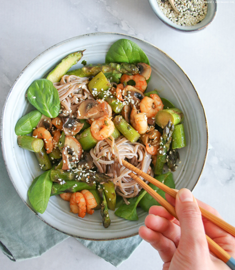 Soba Nudeln mit grünem Spargel & Garnelen 