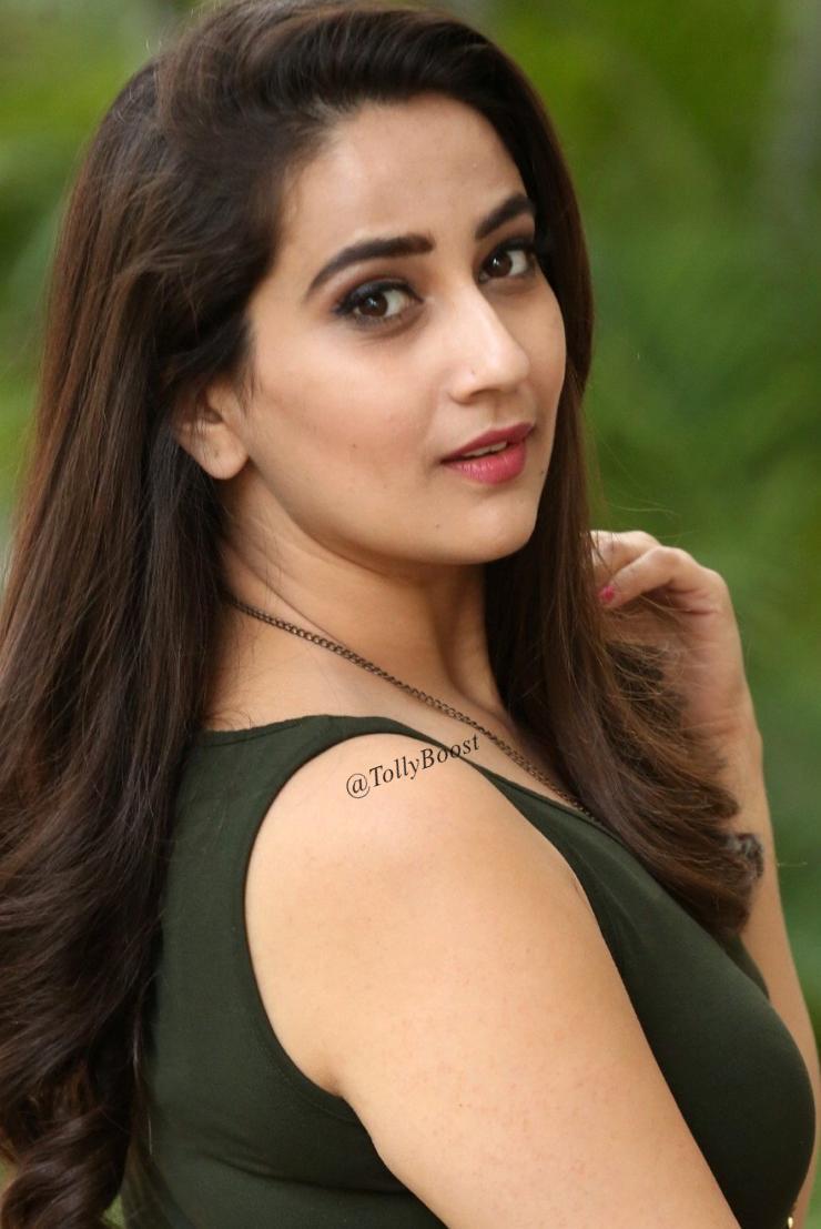Beautiful Anchor Manjusha Long Hair Face Closeup Pics Glamorous