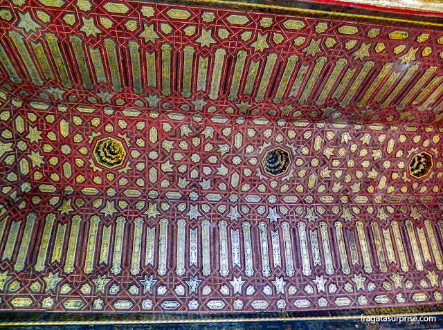 Teto decorado em um salão do Palácio de Comares, na Alhambra de Granada