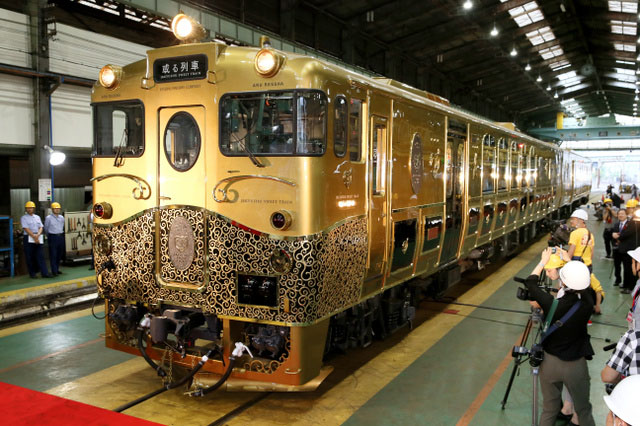 Винтажный туристический поезд класса "СУПЕР ЛЮКС" JS Kyushu Sweet Train