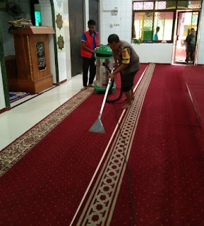 Upaya Cegah Covid-19, Bhabinkamtibmas Malimongan Bersihkan Masjid