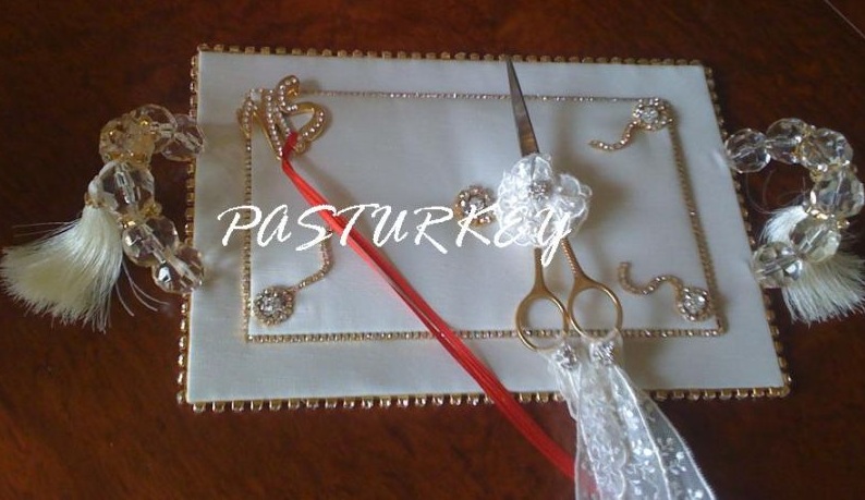 PASTURKEY SÖZ ÇİKOLATA TEPSİSİ VE RENGARENK GÜNÜN ANISINA HEDİYELİK