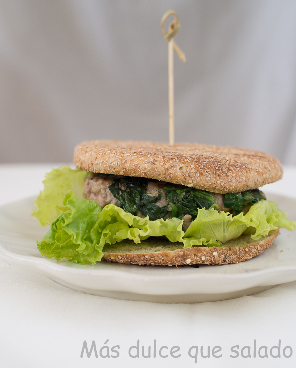 Hamburguesa mixta con espinacas