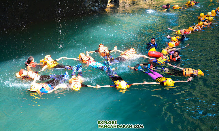 aktivitas Body Rafting menerjang jeram Cijulang