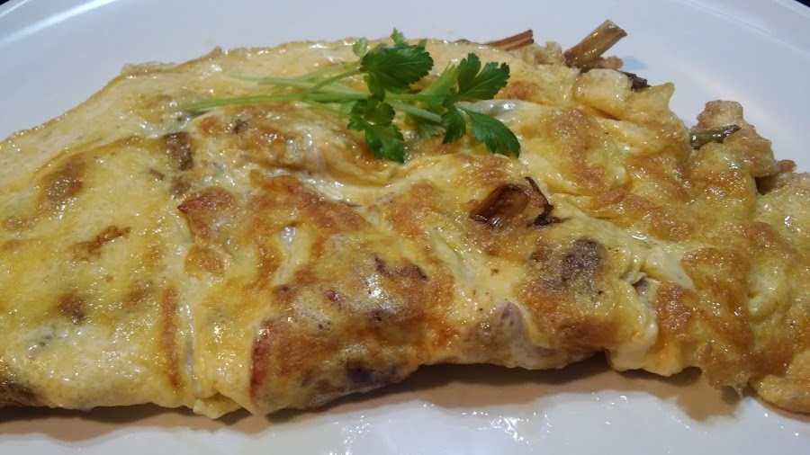 Receta de tortilla de ajos tiernos y bacon