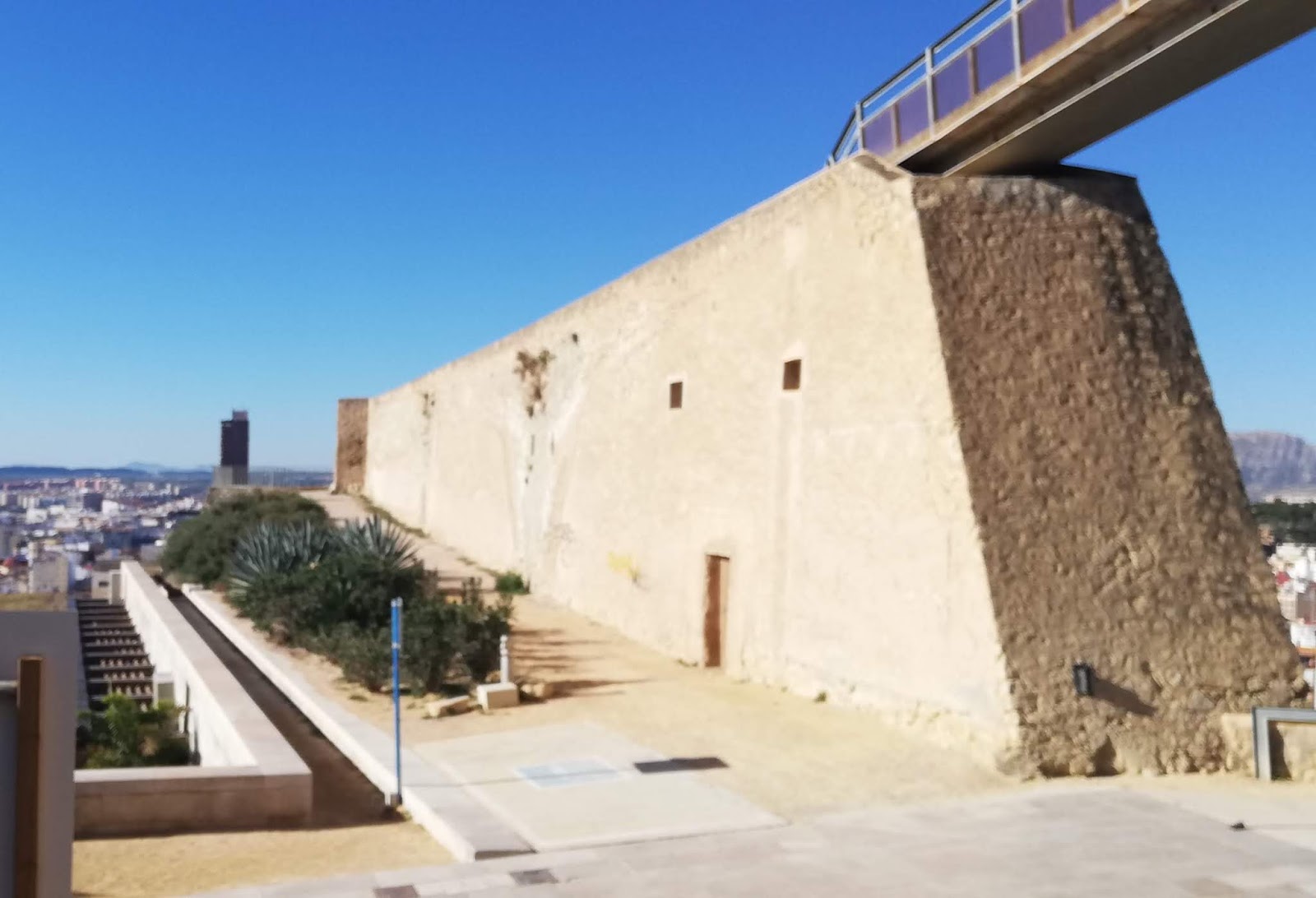 Guía de los Castillos, Torres y Fortificaciones de Alicante Muralla