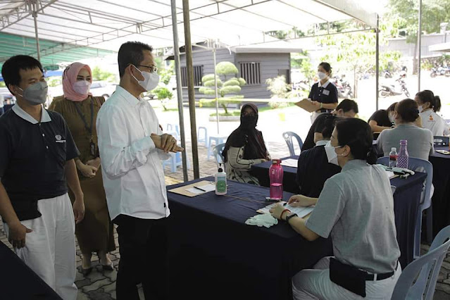 Tinjau Vaksinasi Ditujuh Lokasi, Amsakar Ingatkan Masyarakat Tetap Terapkan Prokes Tinjau Vaksinasi Ditujuh Lokasi, Amsakar Ingatkan Masyarakat Tetap Terapkan Prokes