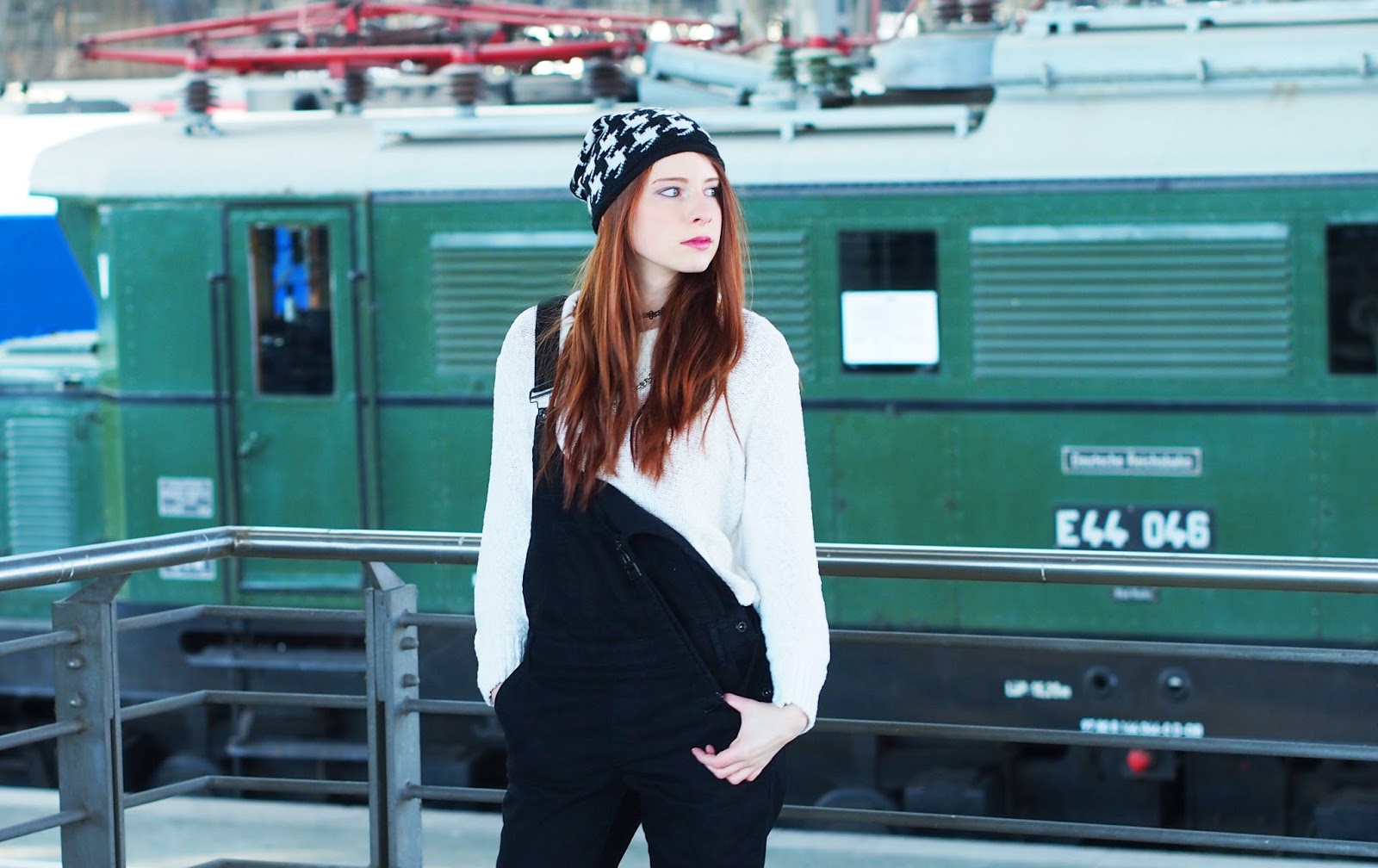 Outfit Schwarze Jeans Latzhose Und Weisser Sweater Neues Blogdesign The Fashionable Blog