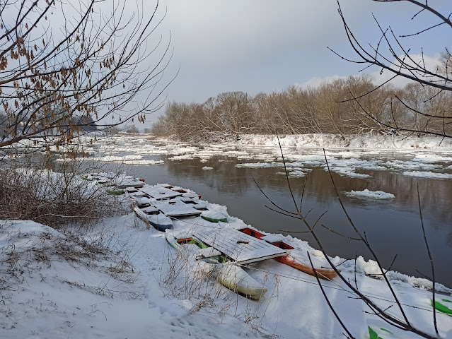 Pole namiotowe Przystań Kowale Oborniki Cała Warta w Obornikach pokryta krą a nasze tratwy skute lodem czekają na roztopy.