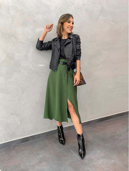 saia midi com jaqueta de couro