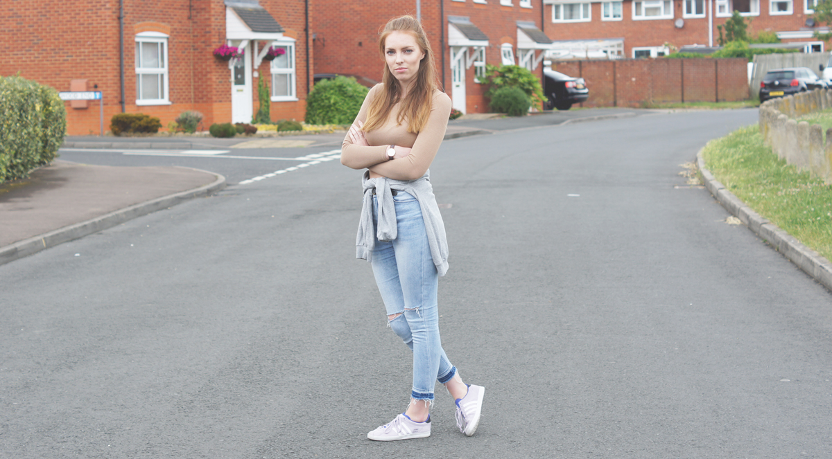 adidas purple trainers with ripped jeans and camel ribbed crop top missguided