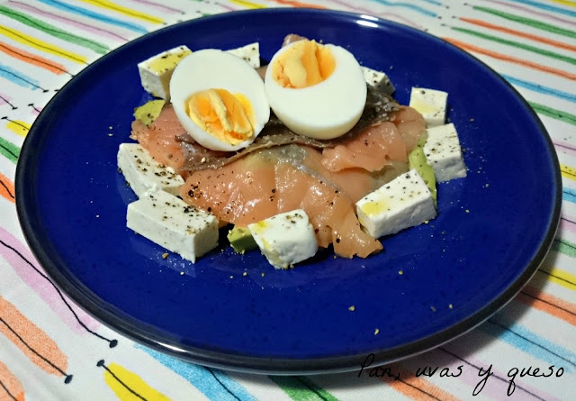 Ensalada de salmón y queso fresco