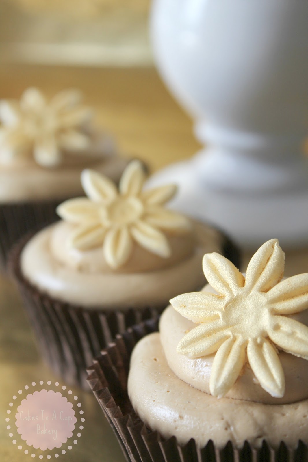 Cakes In A Cup Bakery CUPCAKES DE TOFFEE CON BUTTERCREAM DE MERENGUE SUIZO