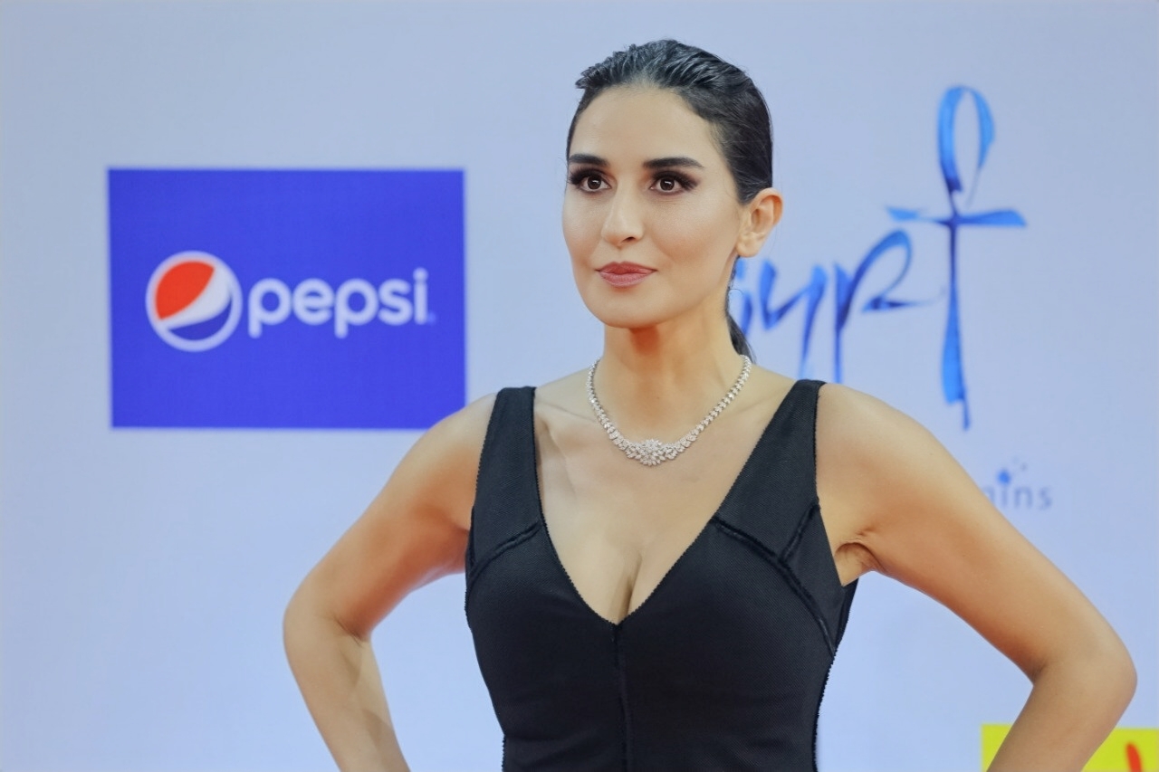 هكذا تلألأت فاطمة ناصر في سماء الجونة