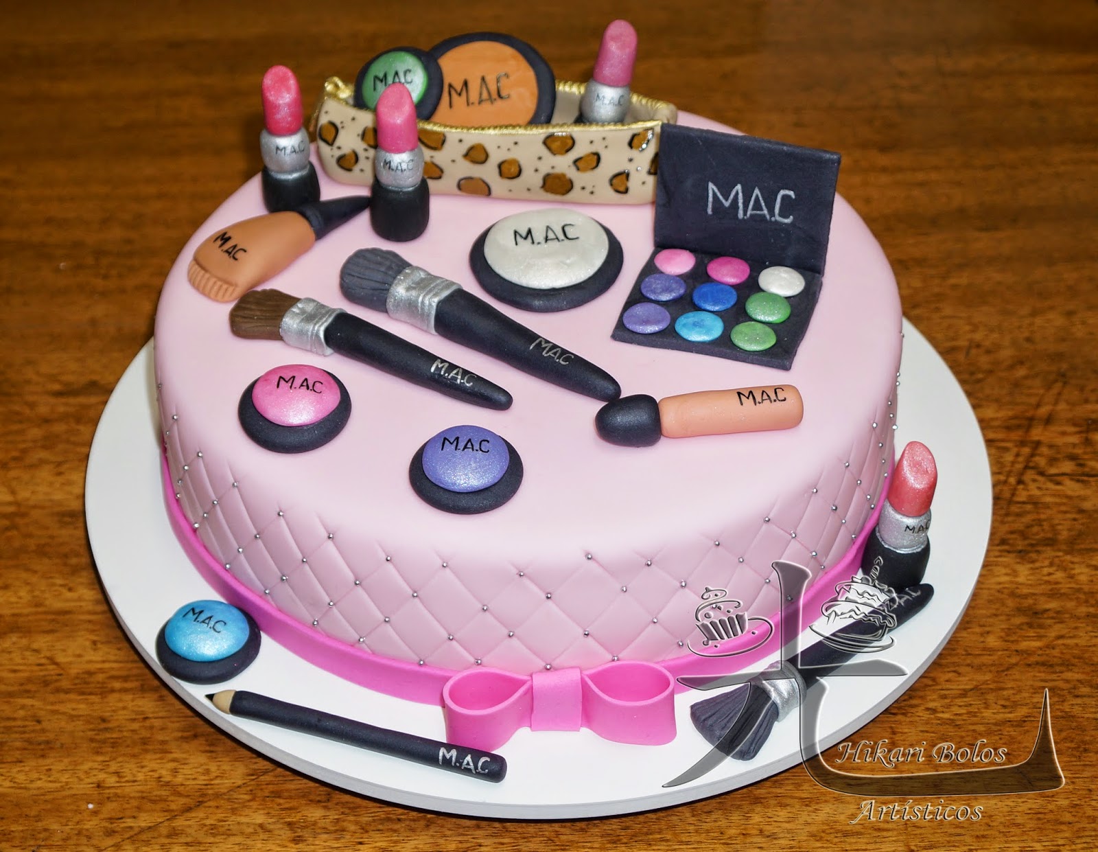 bolo de maquiagem pasta americana: #bolosdecorados #festalinda  #aniversárioinfantil #aniversario18 #aniversario #festainfan…