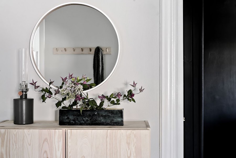 recibidor, entrada, espejo, espejo redondo, centro flores, flores, madera natural, armario, entryway