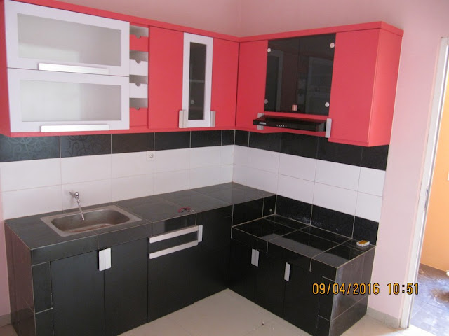 Contoh desain dapur warna merah