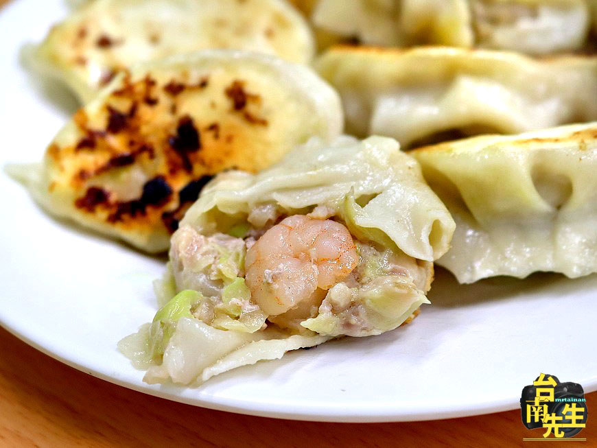 台南煎餃／1人小店現點現煎／霸王級尺寸挑戰台南最大顆／手工現包自製麵皮與內餡／親自上市場採買食材／獨家特調香辣醬／價格親民100元吃飽吃滿還有找