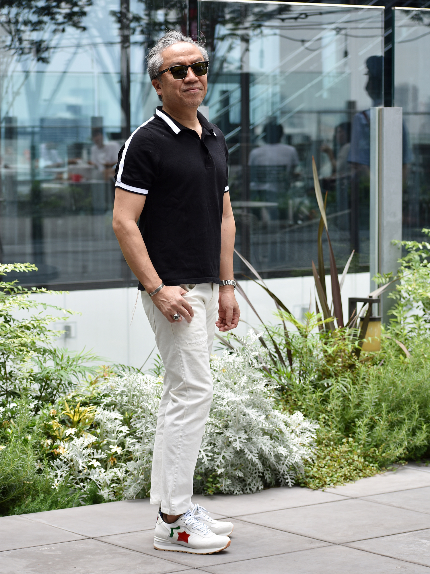 40代メンズ向け白パンツの着こなし方のヒント 写真