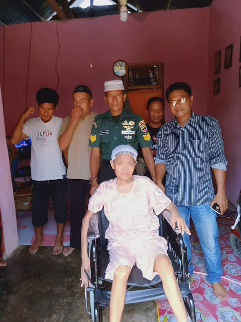 Nenek Opet Lumpuh 30 Tahun, Serma Jefrimmanedi Sisihkan Gaji Beli Kursi Roda