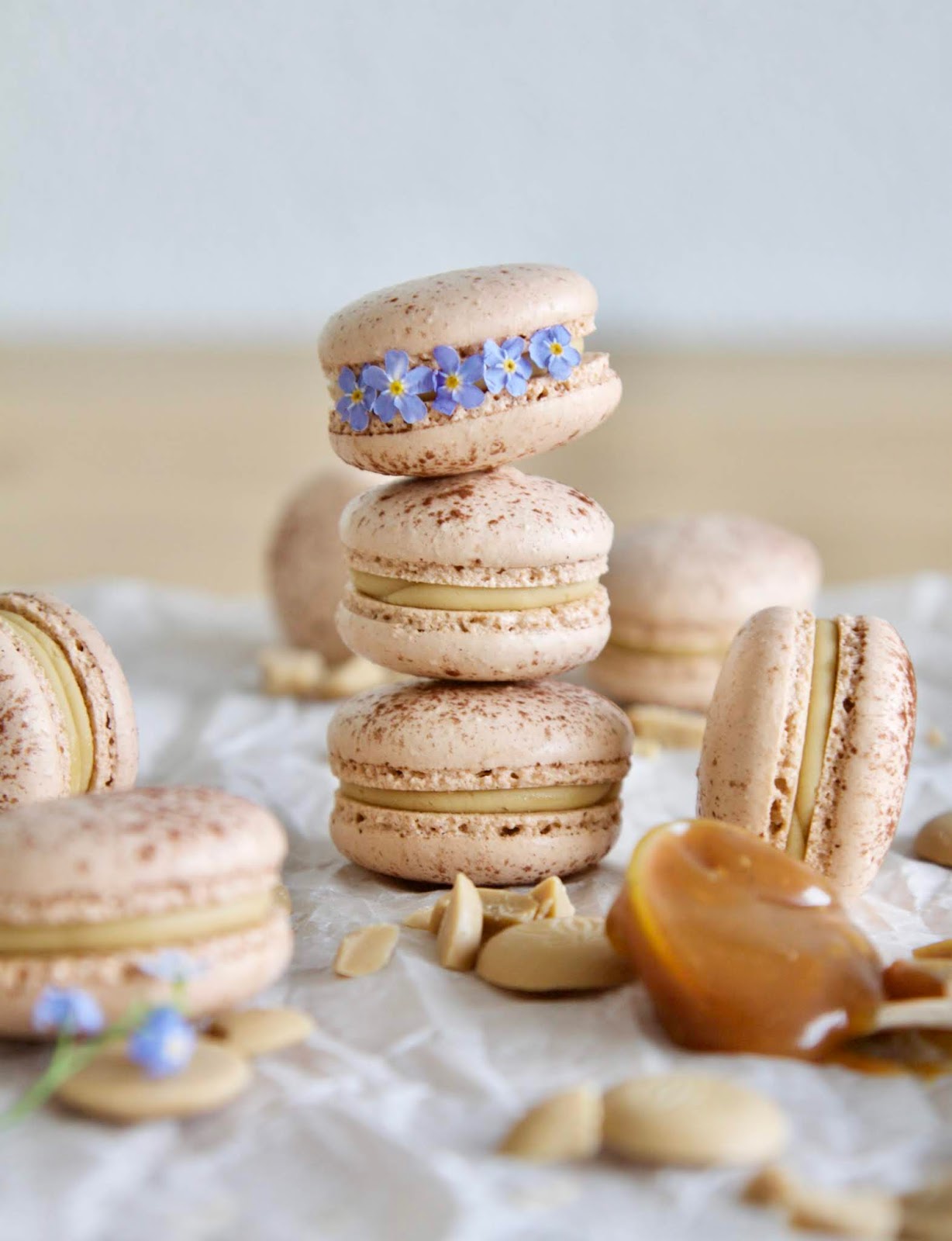 Almond Caramel Macarons - NIEMI