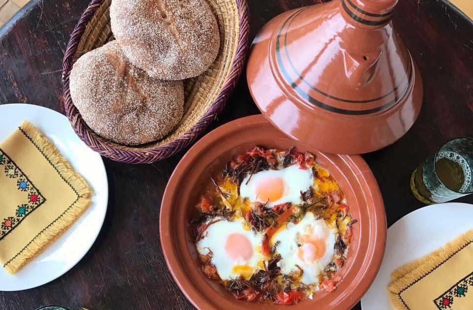 TAJINE DE TOMATE AU KHLIÏ ET AUX EUFS