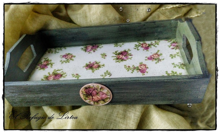 Aprende como pegar servilletas en madera mediante decoupage  Bandejas  decoupage, Manualidades, Bandejas de madera decoradas