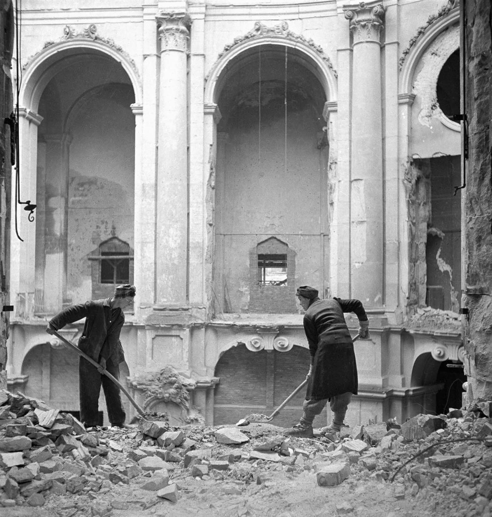 Women clear debris from the Zwinger art gallery. 1946.