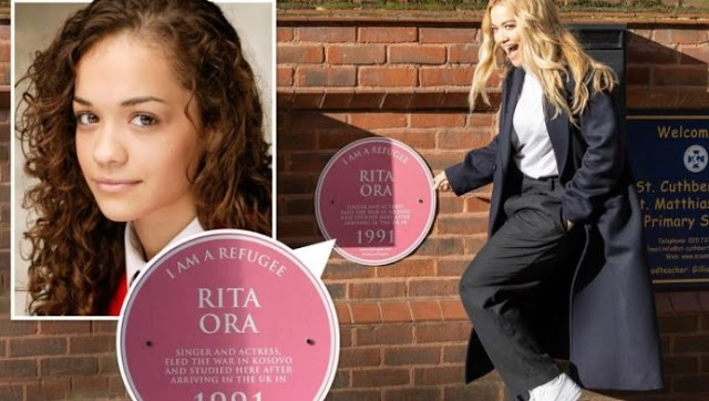 Rita Ora riceve una targa di apprezzamento alla London Elementary School