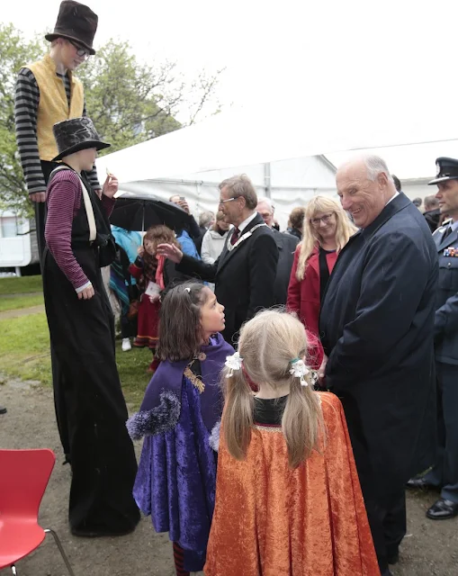 On the occasion of 25th anniversary of enthronement of King Harald of Norway, King Harald and Queen Sonja