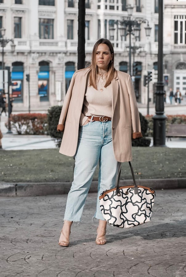 Outfit con blazer oversize en tonos tarrones
