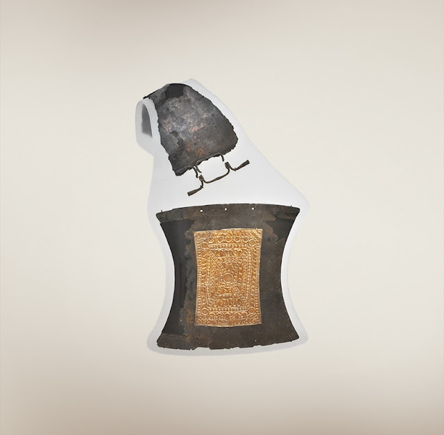 Этрусский нагрудник VII века до н.э., украшенный чеканной золотой пластиной. Пергамский музей, Берлин
