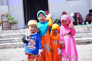 Pergaulan sangatlah menentukan tingkah kehidupan dari seseorang.Bila orang tesebut suka berteman dengan orang orang yang baik, maka ia pun akan menjadi baik pula.Oleh sebab itu, kita harus bisa menjaga pergaulan, agar mendapatkan keselamatan dunia dan akhirat.   Dalam Kitab Bughyatul Mustarsyidin, karya Sayyid Abdurohman bin Muhammad menyebutkan keuntungan dan kerugian berteman dengan suatu golongan :  1. Barangsiapa yang berteman dengan golongan orang kaya, maka Allah akan menjadikannya cinta dunia.Hal ini bisa membahayakan, karena cenderung melupakan akhirat dan lupa akan kewajiban beribadah.   2. Barangsiapa  berteman dengan golongan orang faqir, maka Allah akan menjadikannya bersyukur dan ridho atas pembagian Allah.Dengan selalu mensyukuri pemberian Allah, maka kita akan mendapatkan tambahan berupa nikmat yang lain. .   3. Barangsiapa yang berteman dengan para penguasa, maka Allah menjadikannya keras hati dan sombong.Untuk itu sebisa mungkin harus menghindar, agar tidak membuat kita lupa diri.   4. Barangsiapa yang berteman dengan para wanita, maka Allah akan menjadikannya bodoh dan hanya mengikuti kesenangan hawa nafsunya saja.   5. Barangsiapa yang berteman dengan anak kecil, maka menjadikan nya tidak dewasa dan cenderung senang bermain.Ini termasuk golongan orang yang merugi, karena suka menghabiskan waktu untuk sesuatu yang tidak bermanfaat.  6. Barangsiapa yang berteman dengan orang fasik atau orang yang rusak akhlaqnya, maka akan menjadikannya berani melakukan dosa dan menunda taubat..   7. Barangsiapa yang berteman dengan orang sholih, maka ia akan bertambah ketaatannya kepada Allah SWT dan terhindar dari melakukan dosa.   8.Barangsiapa ikut duduk dalam majelisnya orang Alim/berteman dengannya, maka Allah akan menjadikannya orang yang bertambah ilmu dan amalnya.  Untuk itu, bila kita bisa menjaga pergaulan dengan orang alim dan sholih sampai akhir hayat.Maka kita akan selamat dan juga bisa berkumpul dengan mereka pada akhirat nanti.   Ayoeb Taufani Zaman.