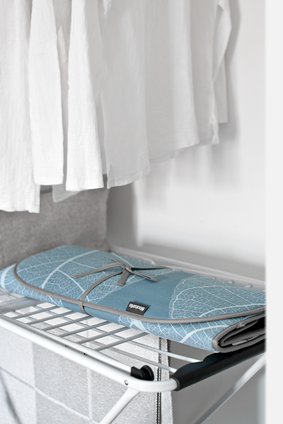 Organize a small ironing and laundry area / Organizar una pequeña zona de lavado y planchado