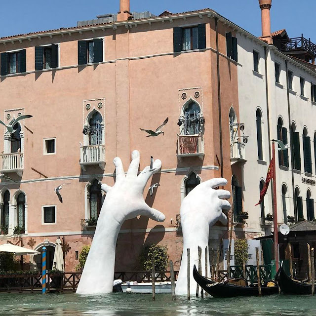 Эта скульптура называется «Поддержка» и расположена около отеля «Ca’ Sagredo» в Венеции