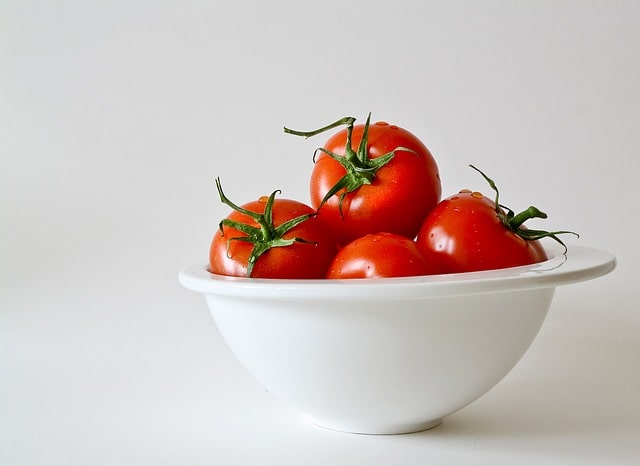 Cara Memutihkan Ketiak Secara Alami dengan tomat