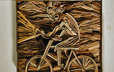 Inusual y creativa escultura hecha con papel periodico. Inusual y creativa escultura hecha con papel periodico.
