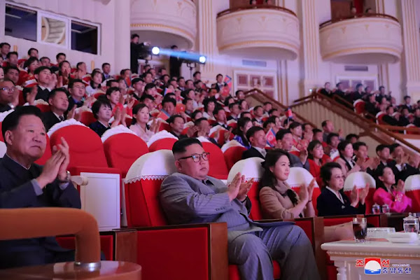 (1) Kim Jong Un enjoys performance for celebrating Lunar New Year's Day