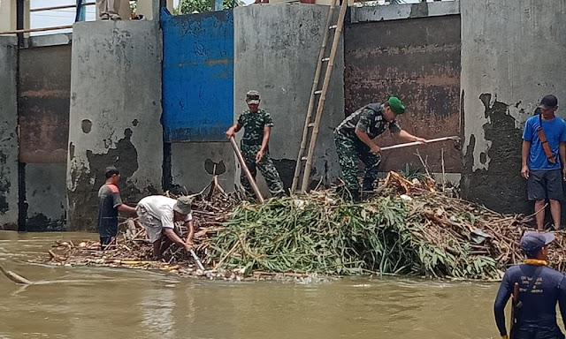 Aksi Koramil Cawas Bersama Team BBWS Bersihkan Dam Tukuman