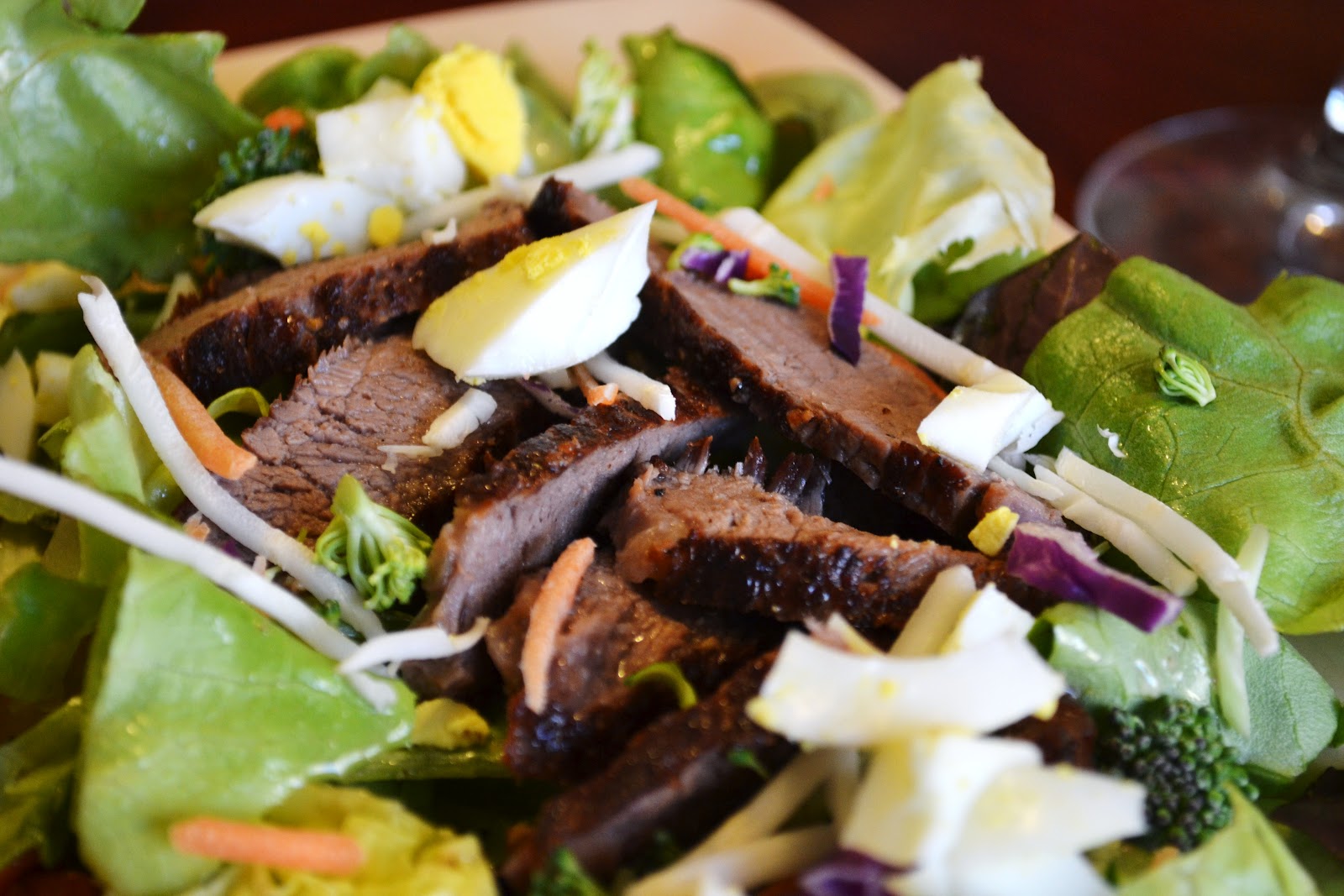 Paleo & Wine Steak Salad with Roasted Garlic Red Wine Vinaigrette