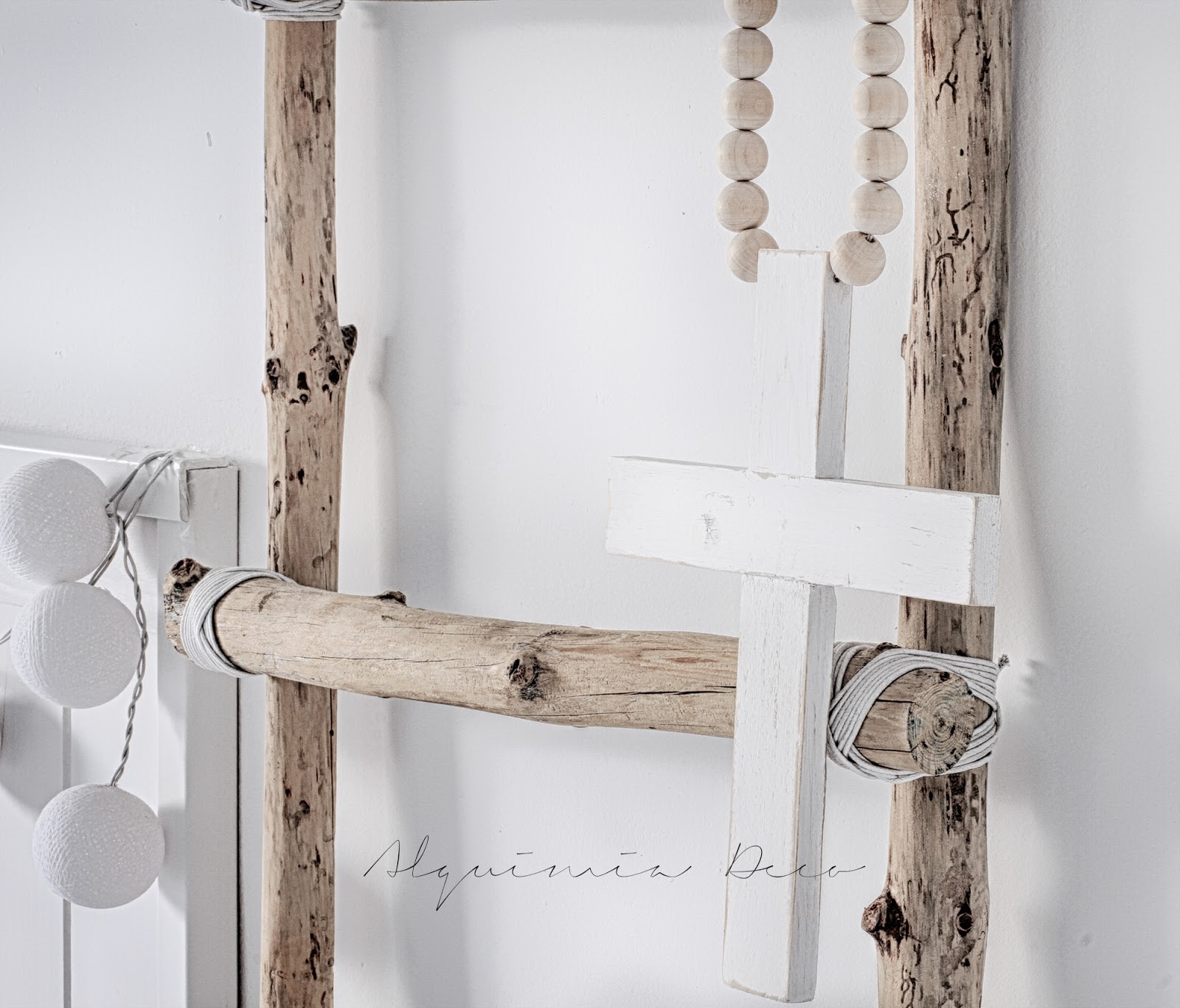 escalera decorativa palos cruz madera guirnalda luces ladder wooden alquimia deco interiorista barcelona interiorismo