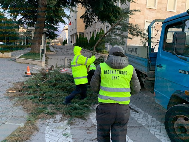 Strong Winds in Tirana, Christmas Tree down and many damages Strong Winds in Tirana, Christmas Tree down and many damages