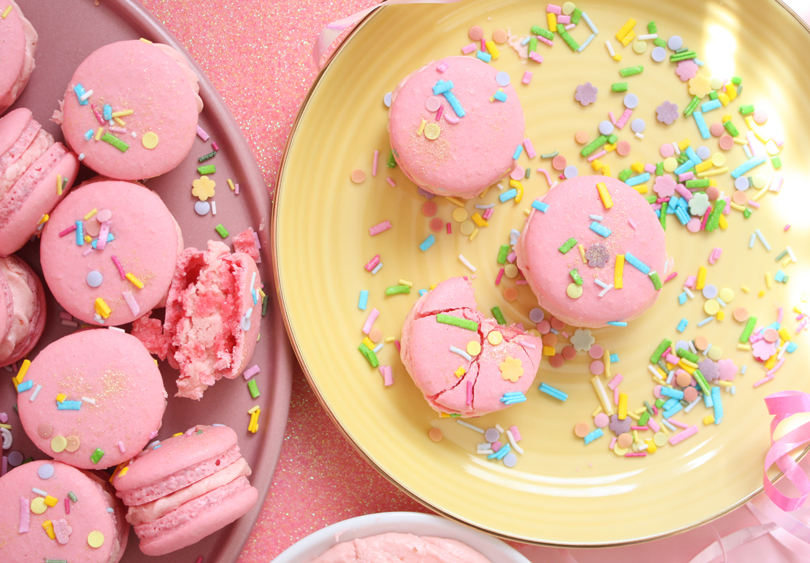 vegan strawberry macarons